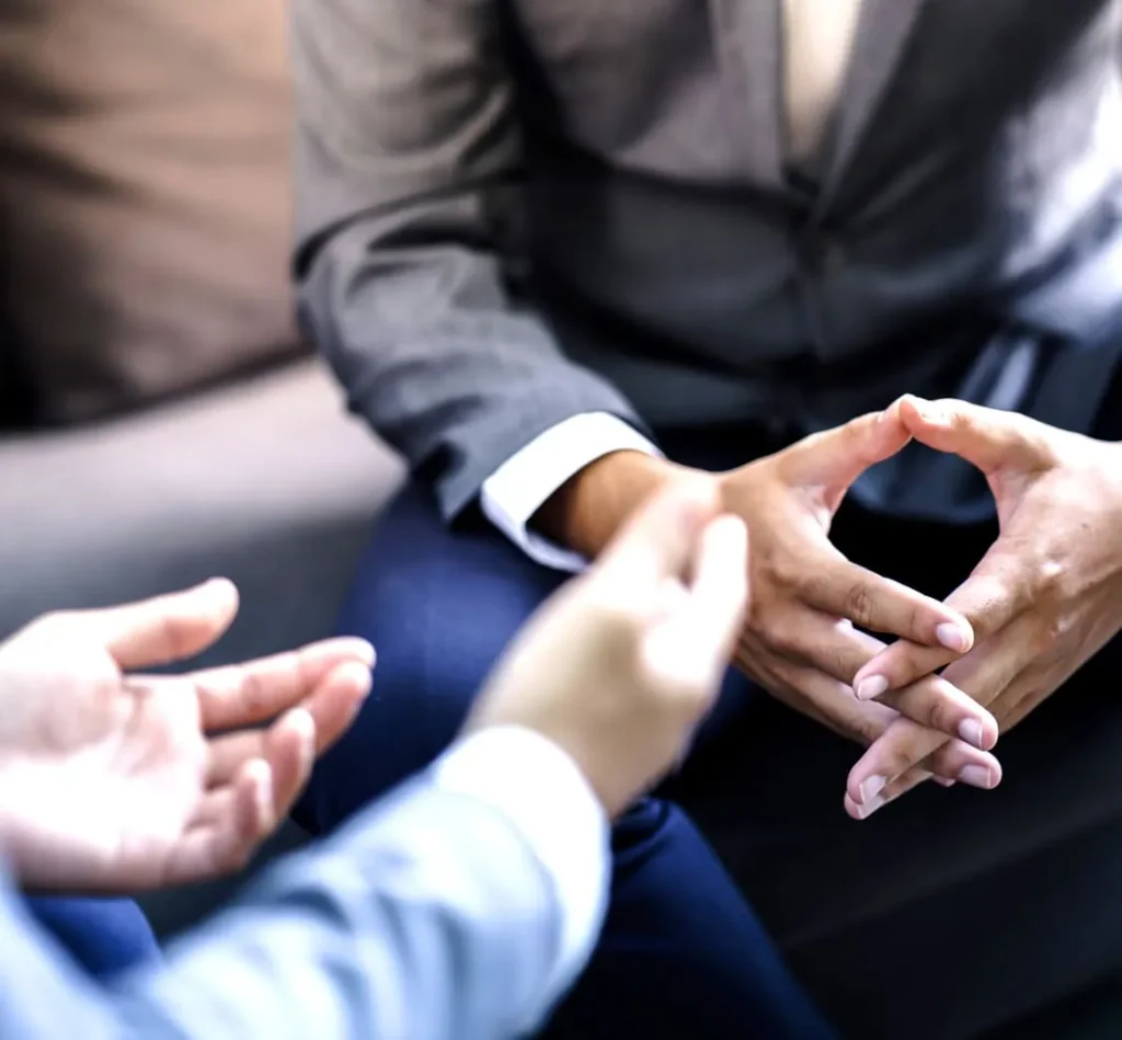 Adviseur en cliënt in vertrouwelijk gesprek tijdens een persoonlijk adviesgesprek